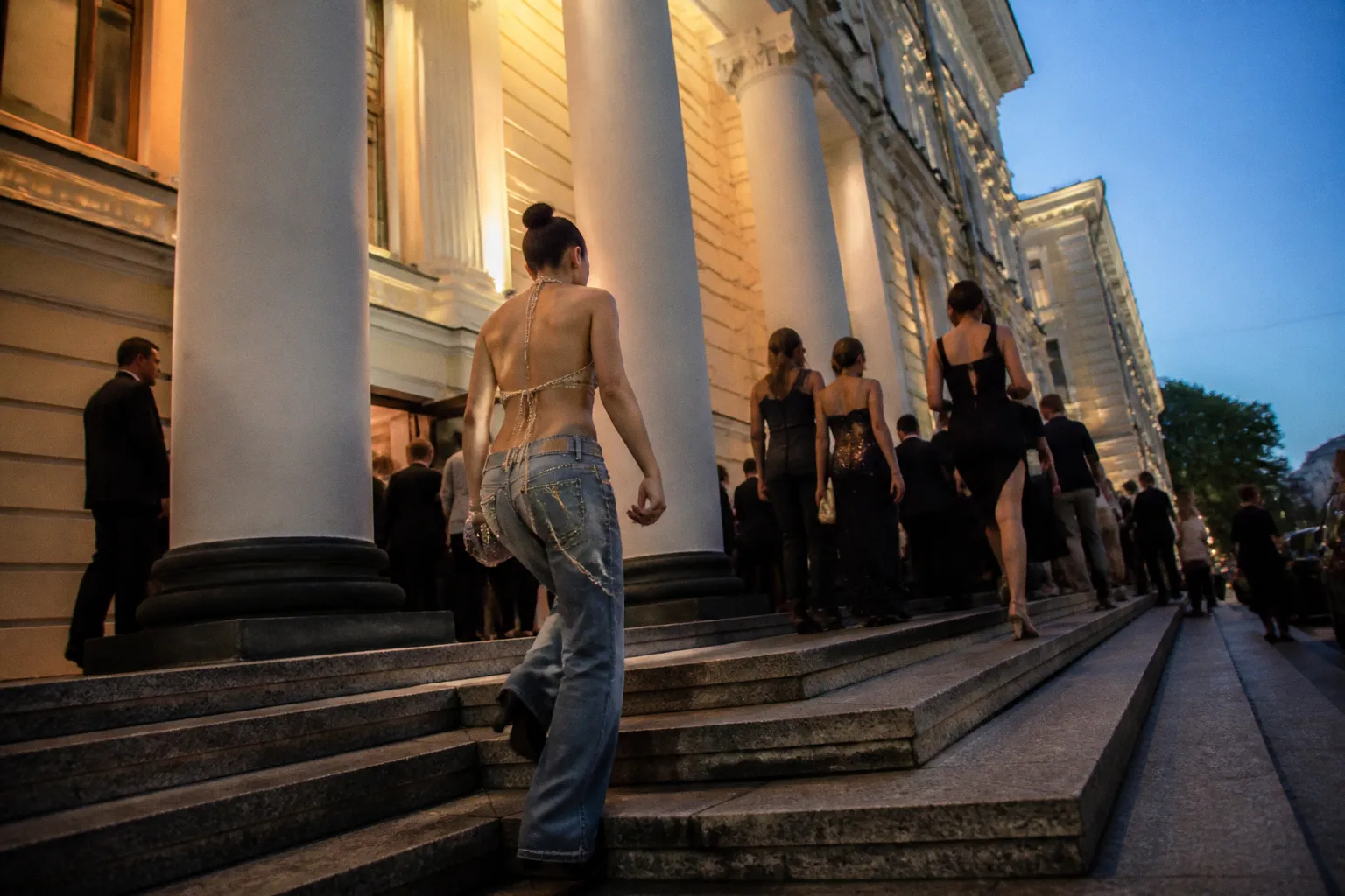 Джинсы на Met Gala: почему образ Бхавиты Мандавы стал главным скандалом вечера