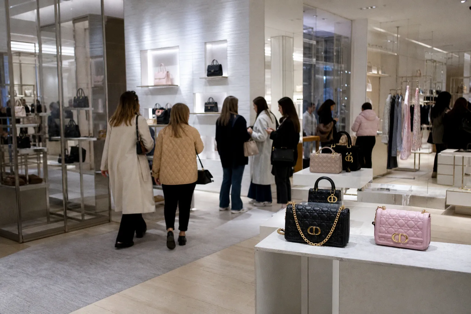 Почему Dior обошел Chanel в рейтингах после свадьбы Свифт