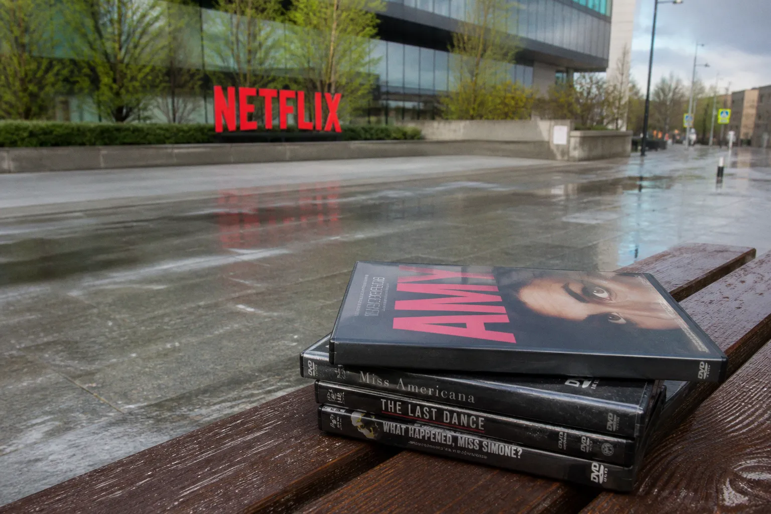 Скандалы, провалы и путь к славе: 9 документалок Netflix о знаменитостях