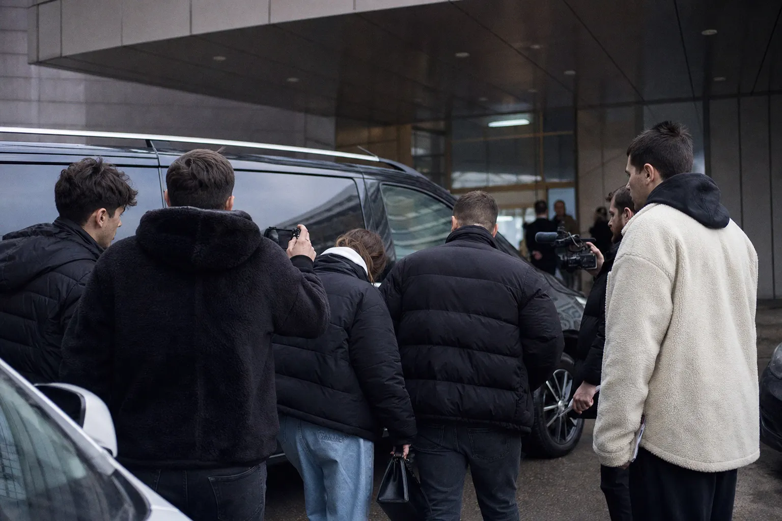«Совершен силовой налет группой блогеров»: молодая жена Курбана Омарова показала синяки после скандала и