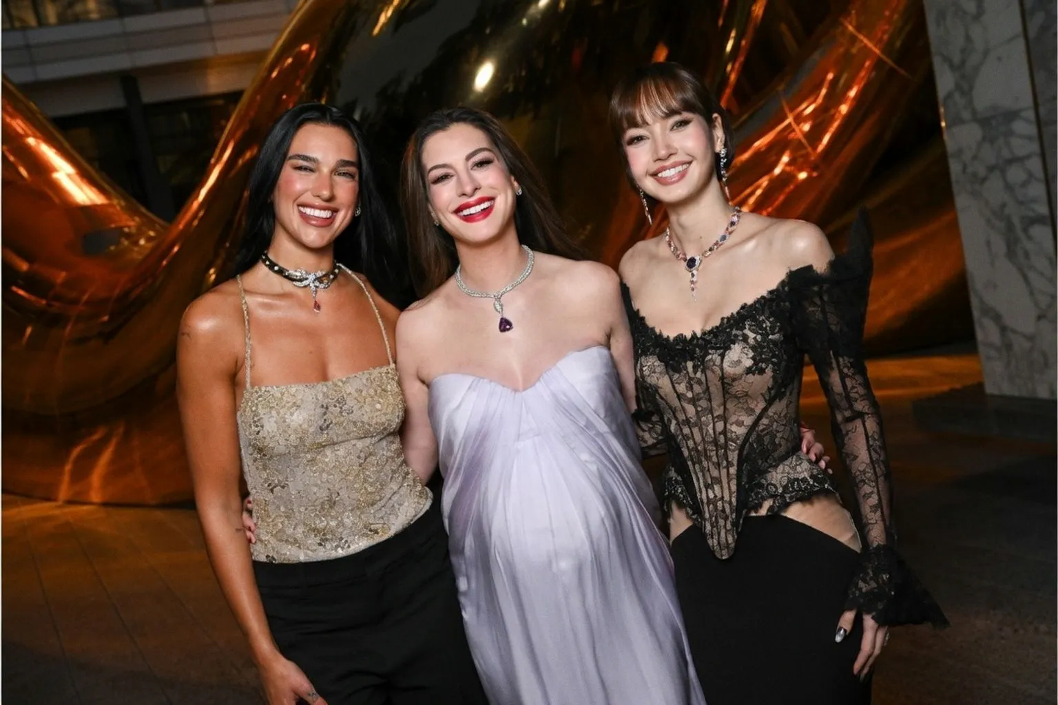 Звёздные выходы на NYFW 2026: прикладные приёмы стилизации от Энн Хэтэуэй до Джиджи Хадид
